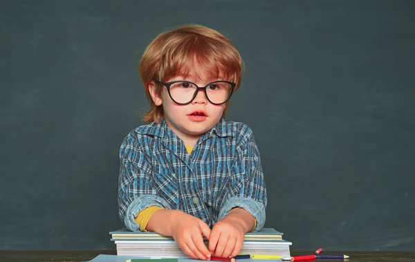 Joyeux Enfant Souriant Tableau Noir Prêt Pour École Des Écoliers — Photo