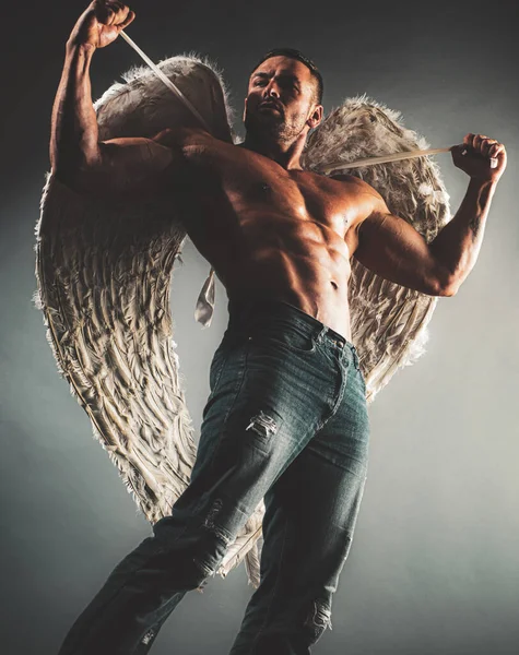 Shirtloos Mannelijk Model Met Engelenvleugels Naakte Erotische Man — Stockfoto