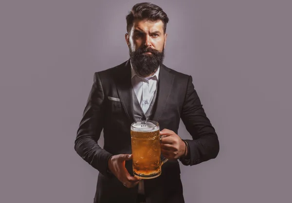 Hipster Mit Bart Und Schnurrbart Anzug Trinken Bier Deutschland Bayern — Stockfoto