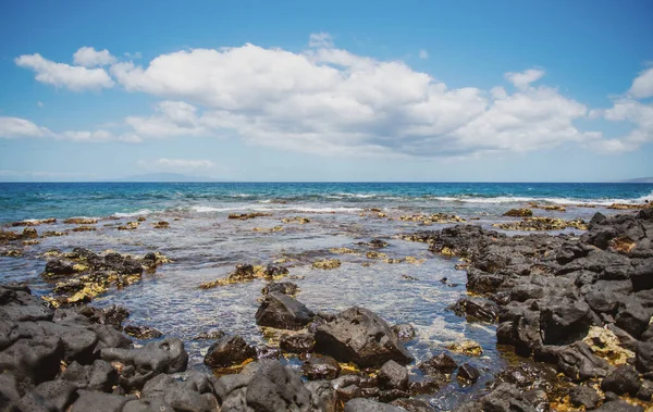 Dalgalar kayalara çarpıyor. Denizde kayalıklar, deniz manzarası