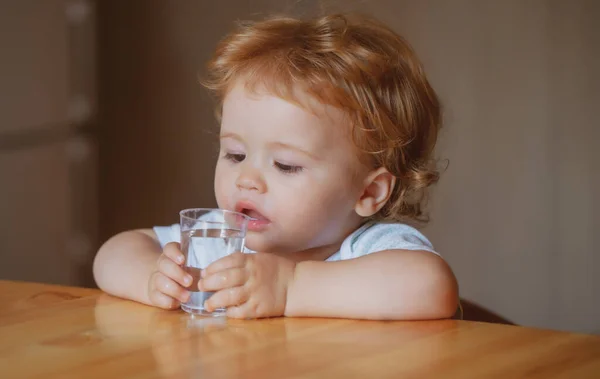 Gezonde Voeding Voor Kinderen Baby Drink Water Portret Van Een — Stockfoto