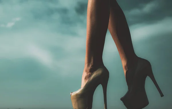 Yüksek Topuklu Ayakkabılı Genç Kadın Bacaklarının Yakın Çekimi Arka Planda — Stok fotoğraf