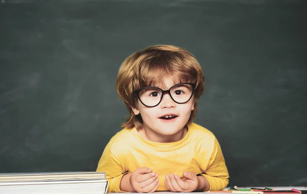 Menino Estudante Feliz Com Uma Excelente Marca Miúdo Pré Escolar — Fotografia de Stock