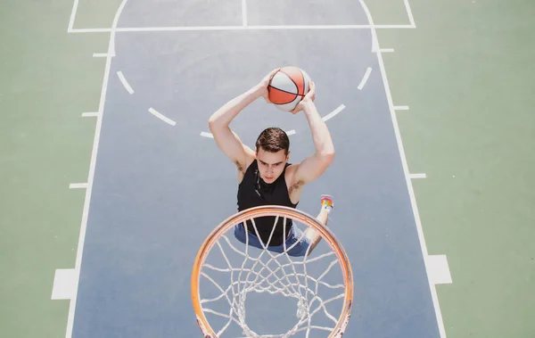 Basketballspieler Sport Und Basketball Mann Springt Und Wirft Ball Den — Stockfoto