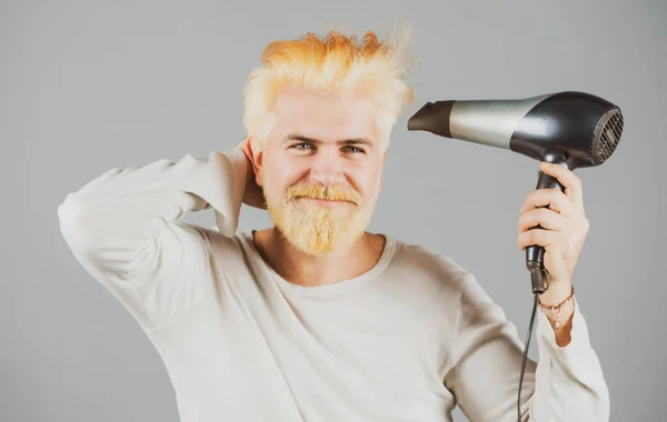 Blondi Parrakas Mies Hiukset Kuiva Komea Mies Pitkät Hiukset Kuivuu — kuvapankkivalokuva