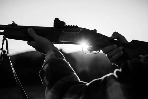 Rifle Hunter Silhouetted Beautiful Sunset Inglês Cartuchos Espingarda Puxou Gatilho — Fotografia de Stock