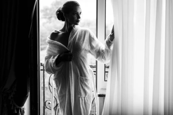 女人早上醒来 拉开窗帘 早晨的阳光和早晨的心情 — 图库照片