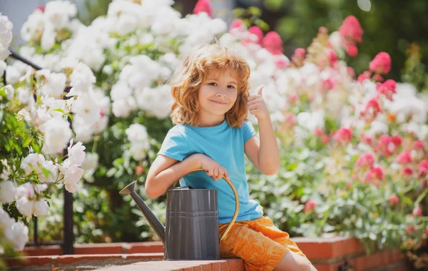 Χαριτωμένο Παιδί Ποτίζει Φυτά Στον Κήπο Πίσω Αυλή Ποτιστήρι Αντίχειρες — Φωτογραφία Αρχείου
