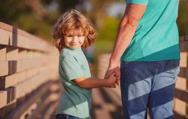 Een Gelukkige Zoon Die Zijn Handen Uitstrekt Vader Knappe Man — Stockfoto