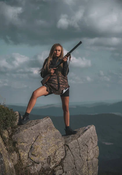 Hunter Girl Con Suo Fucile Luoghi Naturali Caccia Caccia Nella — Foto Stock