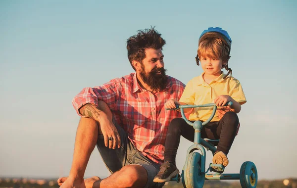 Kochająca Rodzina Ojciec Syn Tata Pomaga Swojemu Dziecku Jeździć Rowerze — Zdjęcie stockowe