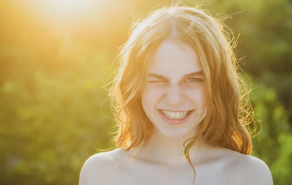 Portret Van Een Lachende Tiener Met Natuurlijk Naakt Make Schoonheidsportret — Stockfoto