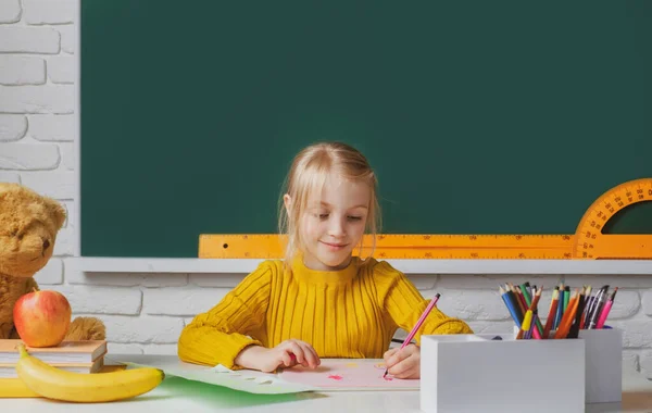 小学校の教室で勉強するかわいい子供 子供の概念 — ストック写真