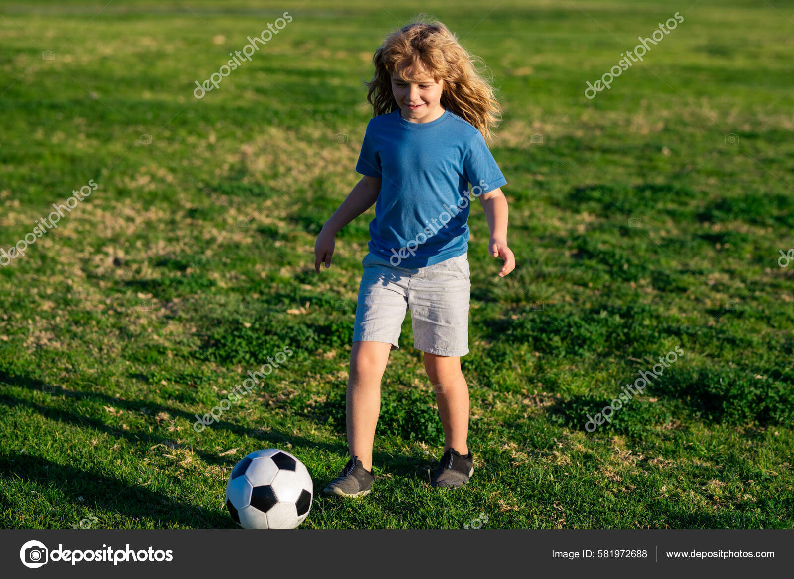 Pequenos Jogadores Futebol Chutando Uma Bola Colorida Jogo