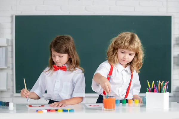 Okullu Çocuklar Sınıfta Kurşun Kalemle Renkli Resimler Çiziyorlar Sanat Zanaat — Stok fotoğraf