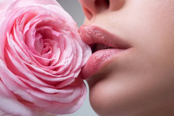 バラと美しい女性の唇 官能的な女性が口を開けている 閉じて 美しい口を持つマクロ — ストック写真