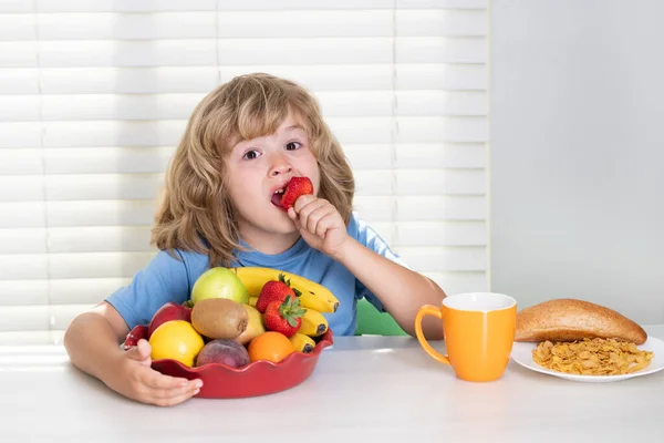 Child Strawberry Summer Fruits Portrait Child Eat Fresh Healthy Food — Stock Photo, Image