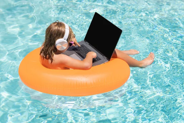 Havuzda Rahatlayan Yaz Sularında Dizüstü Bilgisayar Kullanan Komik Bir Adamı — Stok fotoğraf