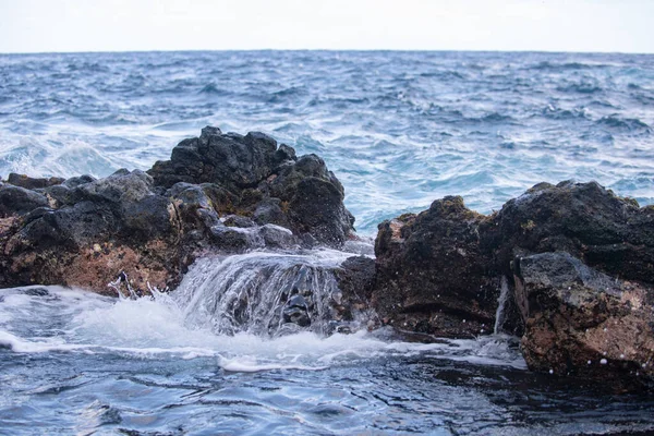 Blå Hav Och Klippor Stormar Vågsprej Över Stenar Klippiga Havskusten — Stockfoto