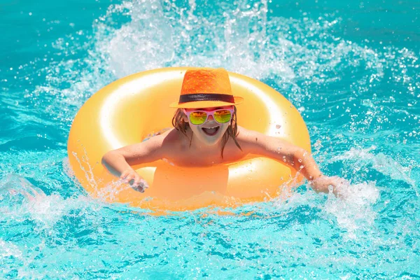 Chlapec Bazénu Nafukovacím Kroužkem Děti Plavou Bazénu Letních Prázdninách Plavat — Stock fotografie
