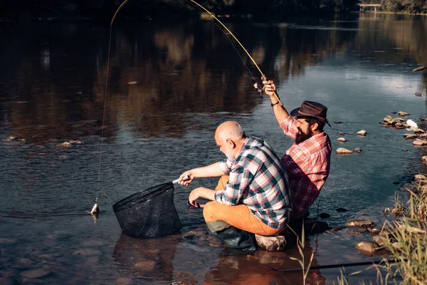 Retrato Alegre Hombre Mayor Pescando Abuelo Hijo Pescadores Joven Anciano —  Fotos de Stock