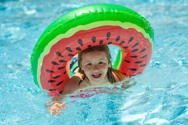 Chlapec Plavat Plaveckým Kroužkem Bazénu Děti Letní Prázdniny Prázdninový Koncept — Stock fotografie