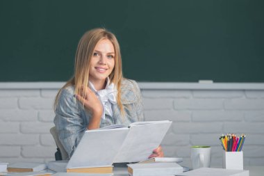 Üniversitede ya da lisede güzel sarışın bir öğrencinin portresi.