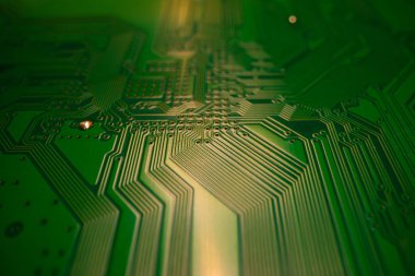 Devre kartı. Yolları ve diğer bileşenleri olan teknolojik elektronik plaka, seçici odaklanma. Teknoloji geçmişi, elektronik dokusu