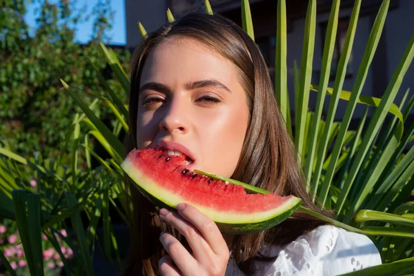 Porträtt Lycklig Ung Kvinna Med Vattenmelon Ungdomslivsstil Trevlig Sommarsemester Tropiskt — Stockfoto