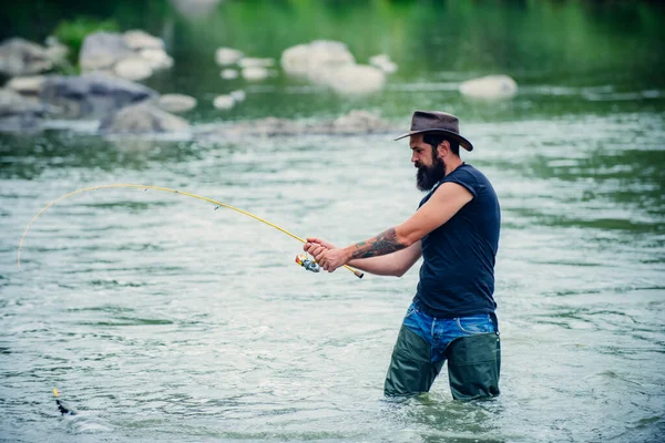 Fischer Fing Einen Fisch Mann Fischt Auf Fluss — Stockfoto