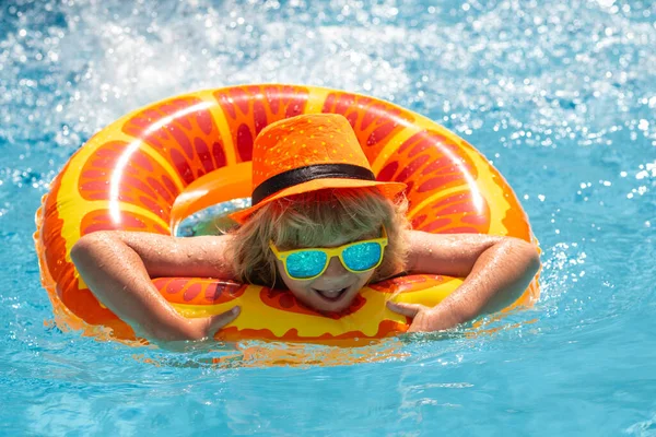 Garoto Nadando Piscina Jogar Com Anel Flutuante Garoto Bonito Sorridente — Fotografia de Stock