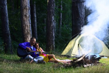 Yürüyüşçüler doğa üzerinde kamp yapar. Tatil kampında romantik aşıklar. Piknikteki şehvetli seksi çift, kız arkadaşıyla kamp yapıyor.