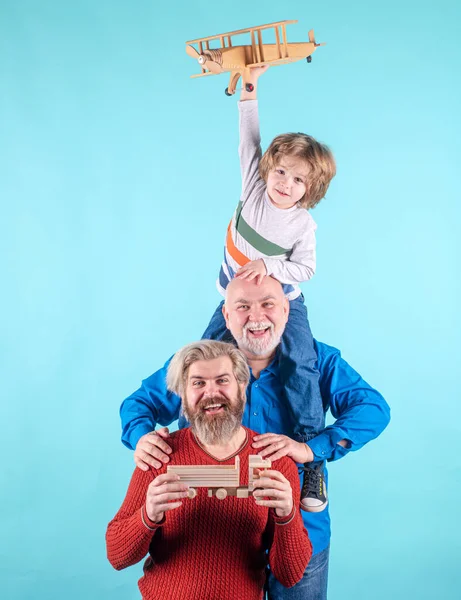 Generación Hombres Abuelo Nieto Abrazan Mirando Cámara Sonriendo — Foto de Stock