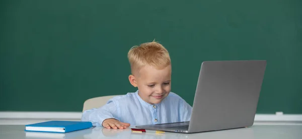 Leuke Kleine Schooljongen Studeert Een Klaslokaal Grappige Blonde Pupil Schoolbord — Stockfoto