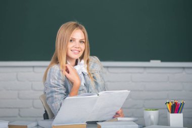 Üniversitede ya da okulda kitap okuyan kız öğrencinin portresi