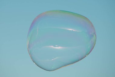 Kocaman kabarcıklar. Havaya büyük sabun köpükleri salıyor. Özgürlük, yaz kavramları