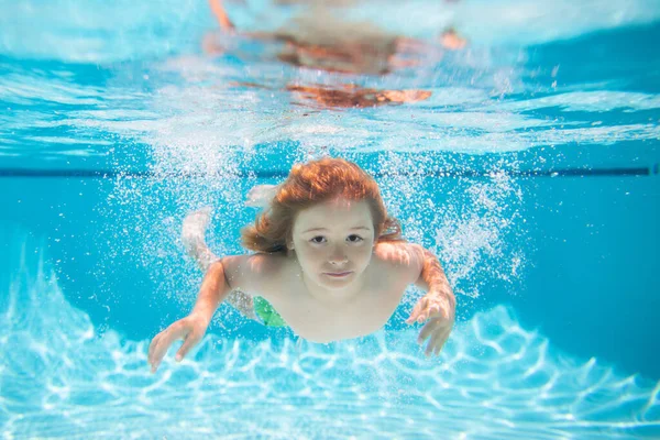 Chłopiec Pływający Latem Pod Wodą Plaży Morzu Niebieska Woda Oceanu — Zdjęcie stockowe