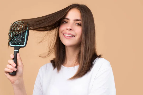 Retrato Charmoso Morena Cabelo Senhora Pentear Cabelo Com Pente Escova — Fotografia de Stock