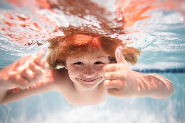 Kinder Spielen Schwimmbad Kind Schwimmt Unter Wasser Schwimmbad Lustige Kindergesichter — Stockfoto