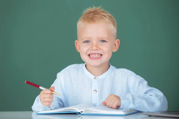 Gamin Écrit Dans Cahier Classe Petit Élève Étudiant Étudiant Classe — Photo