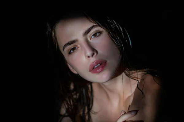 Sexig Vacker Kvinna Med Skuggor Vackert Ansikte Svart Studio Anbud — Stockfoto