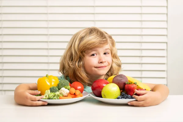 Frutas Verduras Niño Comiendo Alimentos Orgánicos Saludables Verduras Saludables Con — Foto de Stock