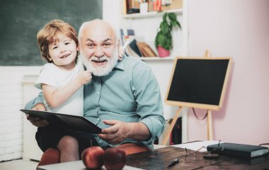 Öğrenme ve eğitim kavramı. Öğretmen yetenekli bir lider. Çalışmaya biraz hazır. Büyükbaba ve torun. Emeklilik yaşı kavramı. Eğitim süreci