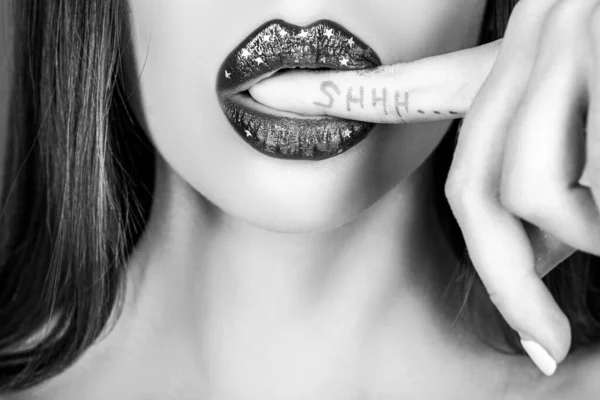 嘘嘘嘘性感的唇 亮丽的口红或口红 女人的秘密沉默的标志 — 图库照片