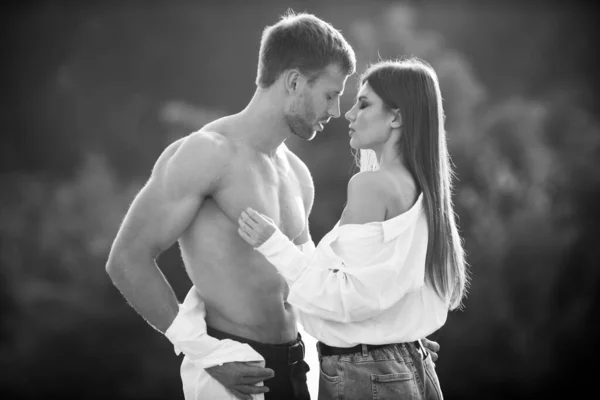 Retrato Sensual Pareja Joven Enamorada Pareja Cariñosa Abrazando Besando —  Fotos de Stock