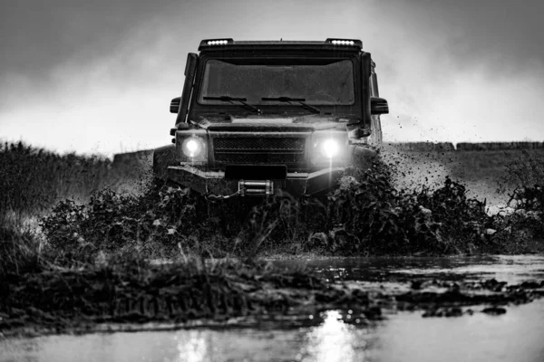 Spruzzi Acqua Nelle Corse Road Bellissima Natura Classic 4X4 Auto — Foto Stock