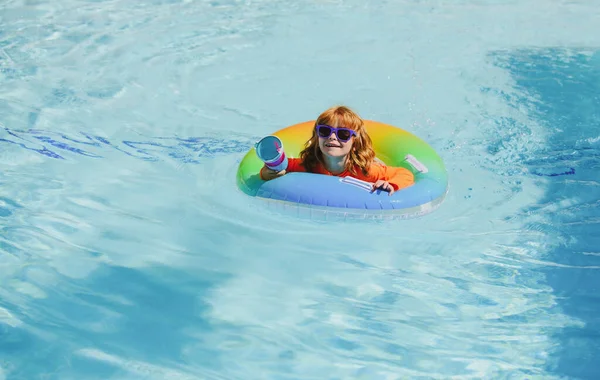 Kind Schwimmbad Spielt Wasser Kopiert Raum Urlaub Und Reisen Mit — Stockfoto
