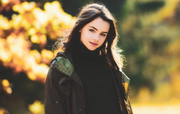 Adolescente Souriante Mignonne Avec Des Feuilles Sur Fond Nature Automne — Photo