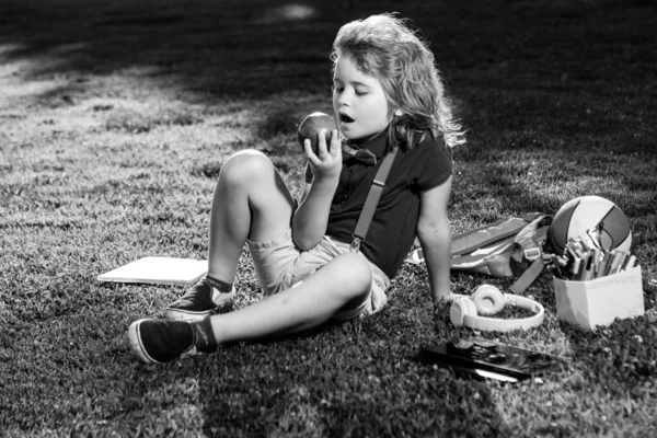 Kind Sitzt Draußen Garten Und Isst Apfel Lttle Kind Outdoor — Stockfoto