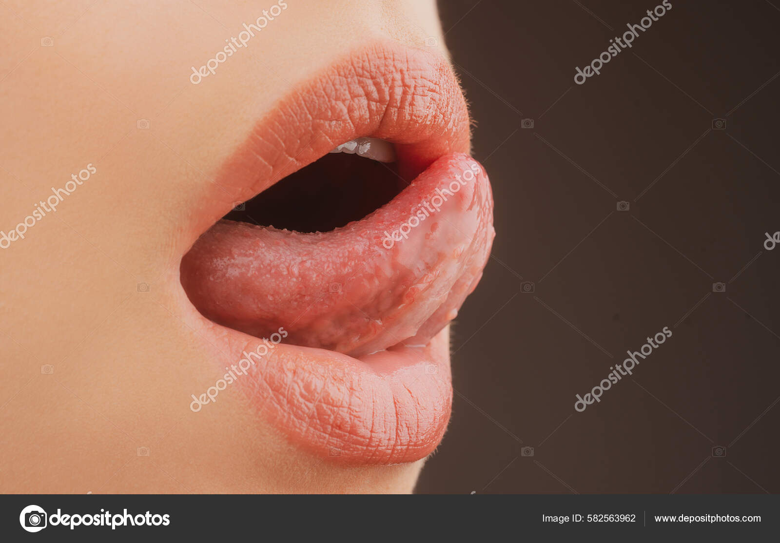 エロ舌 エロい口を閉じて 女のセクシーな舌 官能的な誘惑 — ストック写真 © Tverdohlib.com #582563962